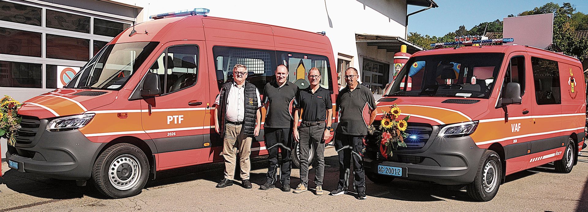 Die Protagonisten der Fahrzeugübergabe (von links): Stadtpräsident Hans-Ulrich Schär, Vizekommandant Marco Eggenschwiler, Stefan Hodel (Vertreter Firma Vogt) und Kommandant Martin Ryser.Bild: Beat Wyttenbach