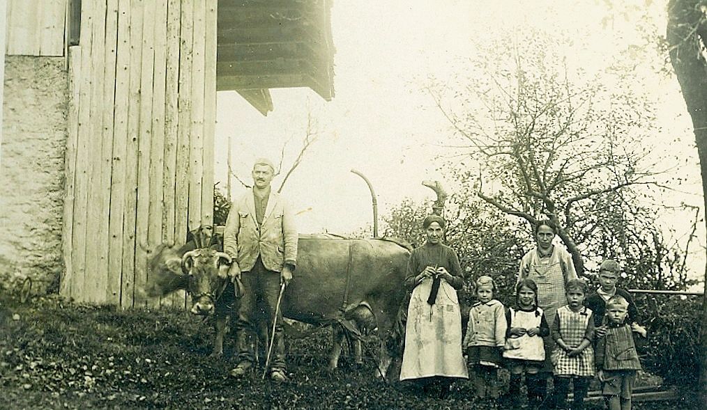 Familienbild mit Albert Roth am Kuhgespann, Ende der 1920er-Jahre. Ganz rechts sein jüngster Sohn Guido. Familienbild mit Albert Roth am Kuhgespann, Ende der 1920er-Jahre. Ganz rechts sein jüngster Sohn Guido.