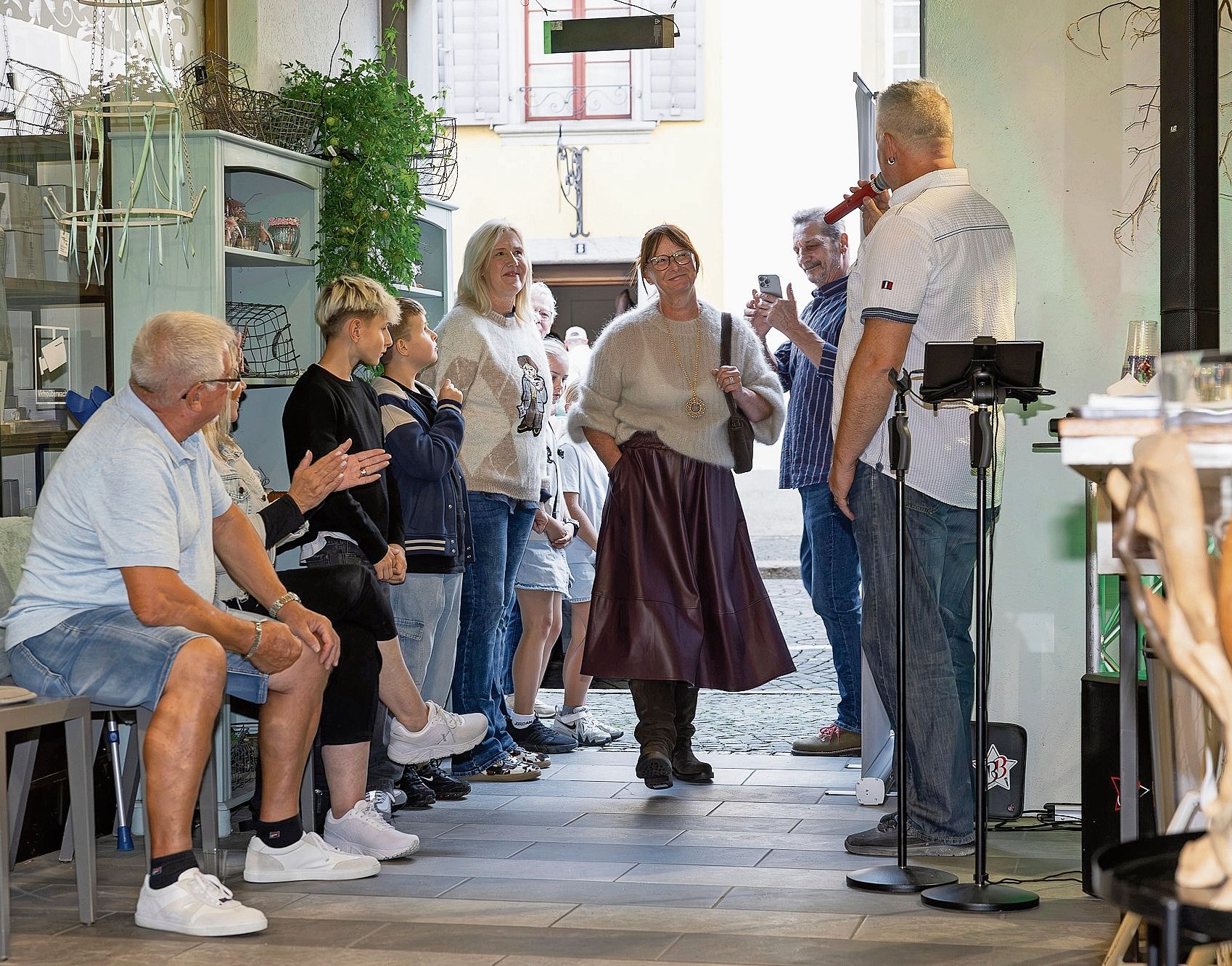 Moderator Ben Berg führte mit viel Humor durch die Modenschau.Bilder: Patrick Lüthi