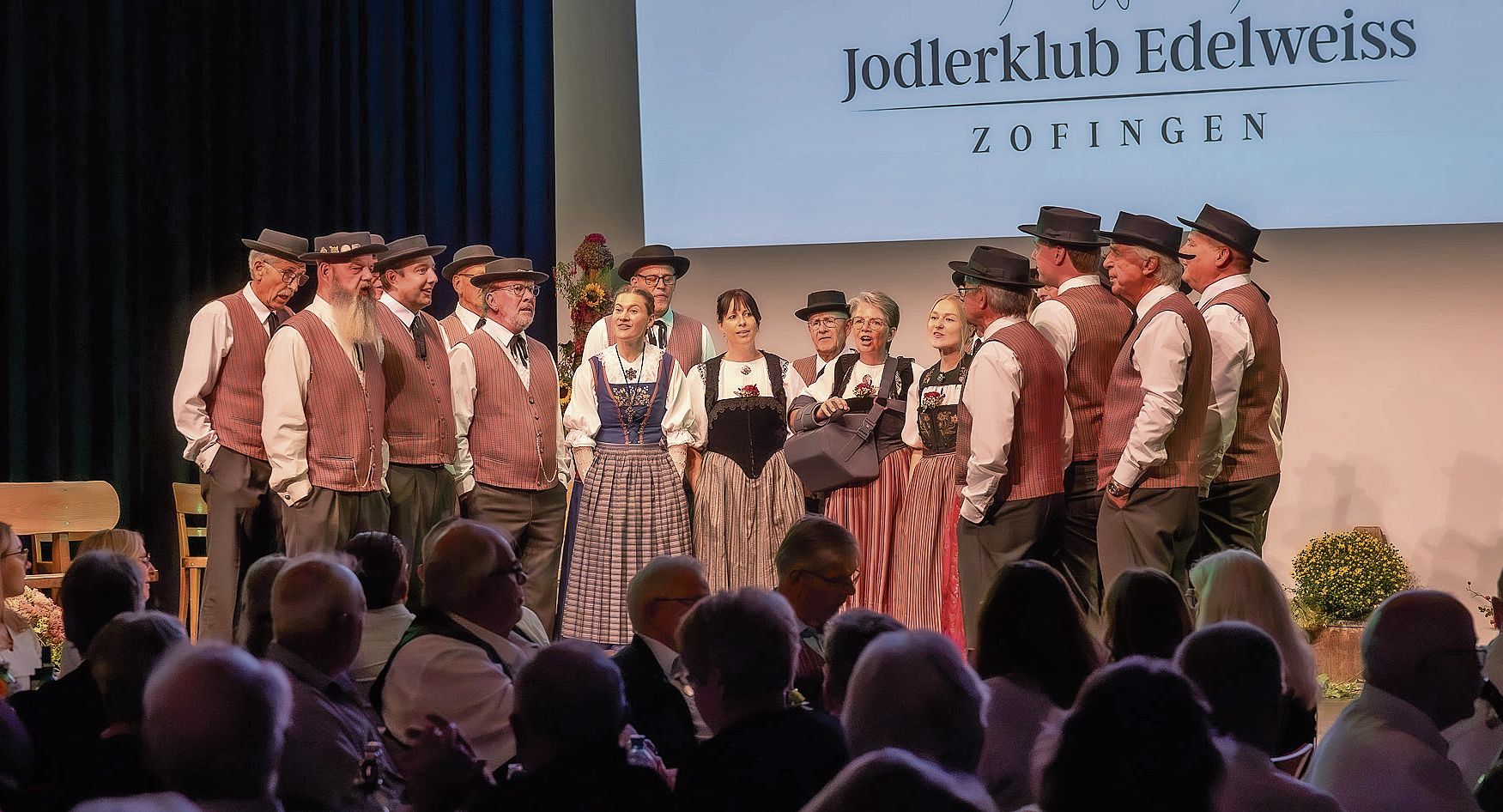 Der Jodlerklub Edelweiss in seinem Element. Der Jodlerklub Edelweiss in seinem Element.