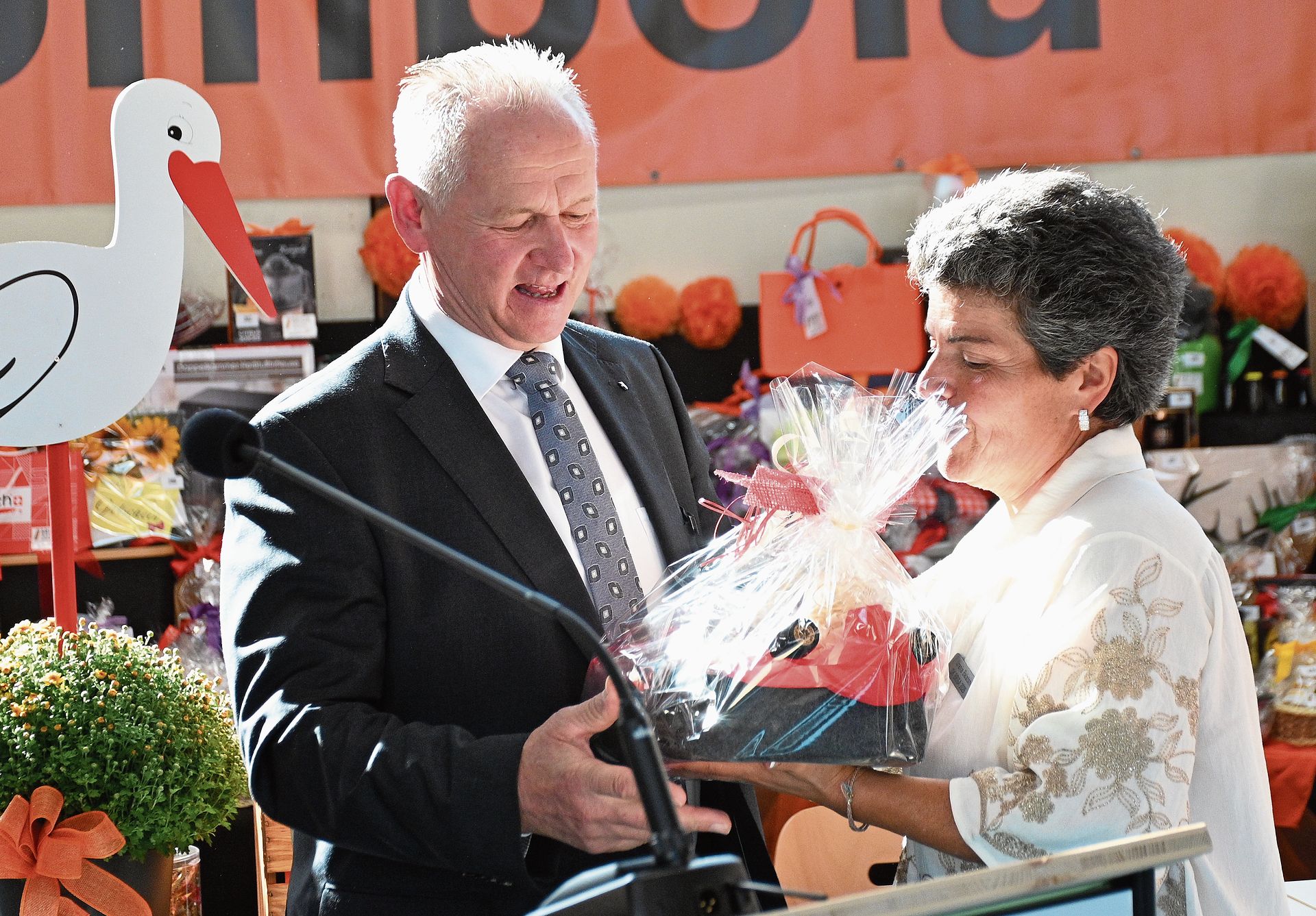 Urania Balatoni überreichte OK-Präsident Kurt Gerhard ein Präsent.Bilder: Manuel Arnold