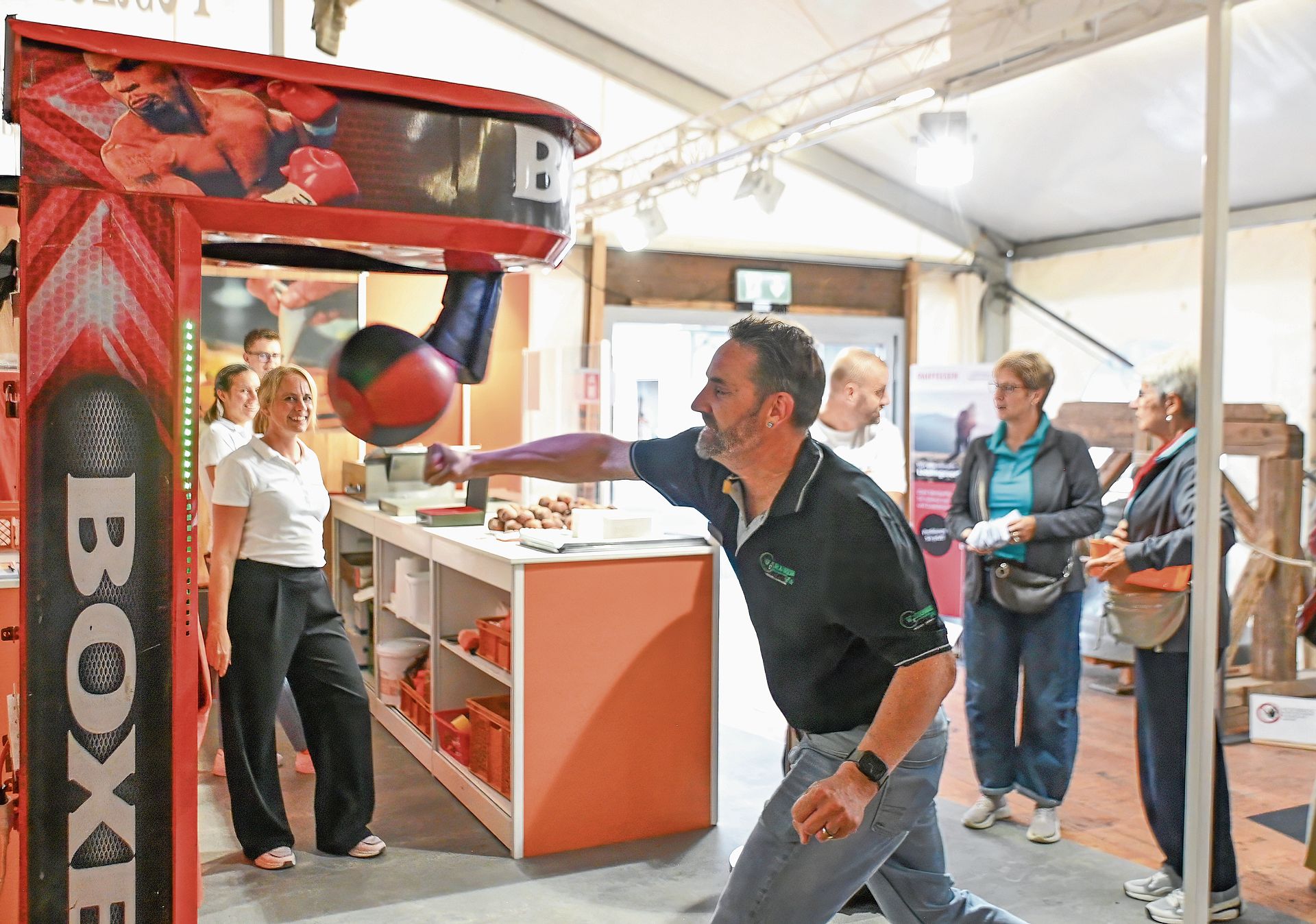 Am Stand der Bäckerei-Konditorei Waber gab es hinter der Theke Süsses und am Boxautomaten Saures.