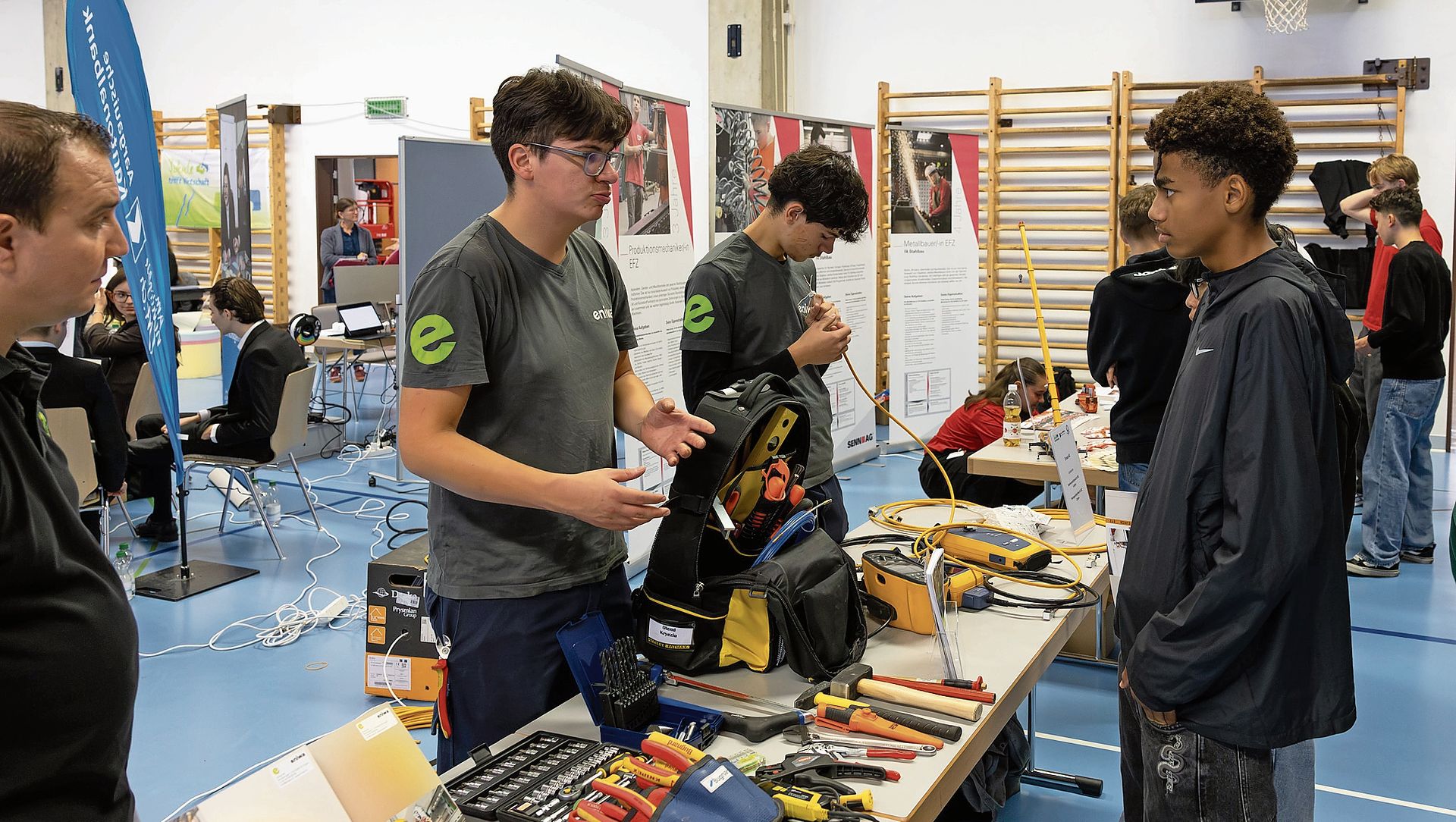 Intensive Gespräche über Werkzeuge und Ausbildung.Bilder: Regina Lüthi Intensive Gespräche über Werkzeuge und Ausbildung.Bilder: Regina Lüthi