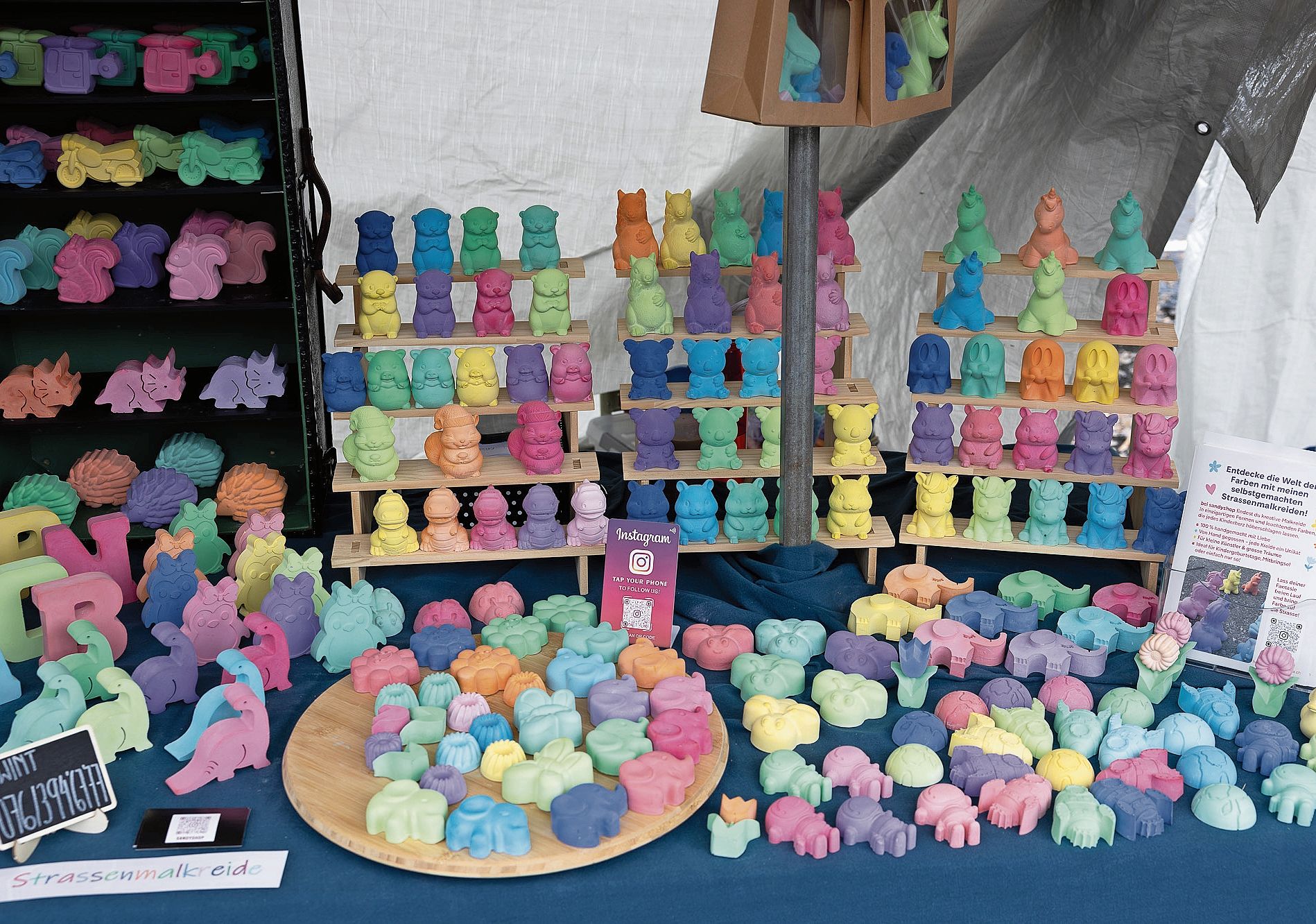 Fantasievolle Figuren aus Strassenmalkreide. Fantasievolle Figuren aus Strassenmalkreide.