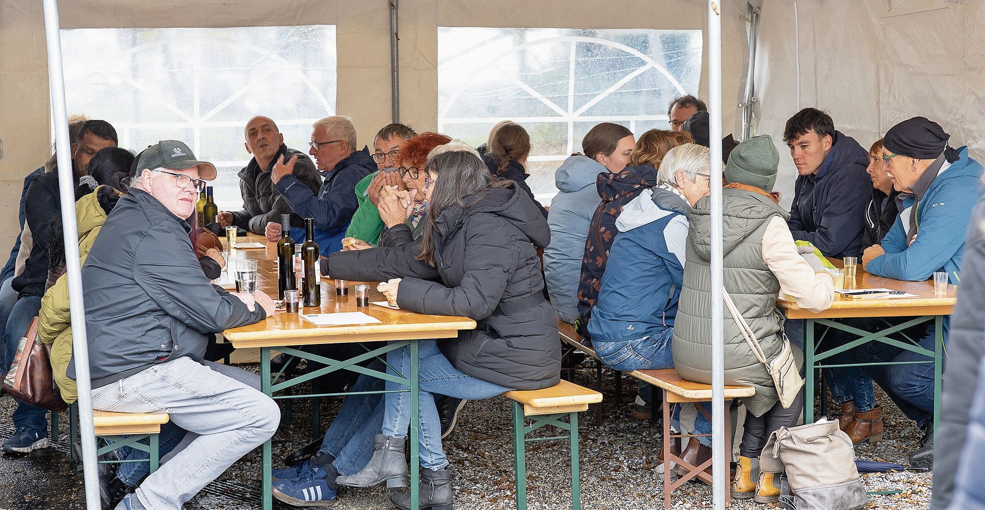 Bei Speis und Trank liess es sich gemütlich zusammensitzen und plaudern. Bei Speis und Trank liess es sich gemütlich zusammensitzen und plaudern.