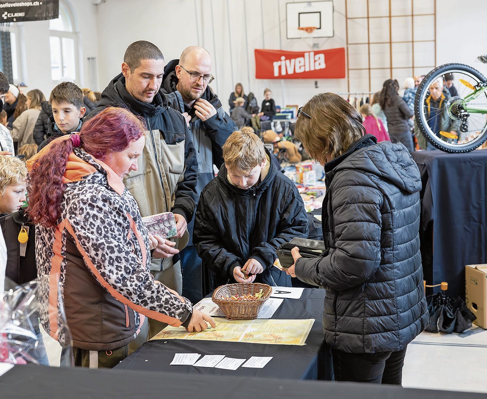 Grosses Interesse an der Jubiläums-Tombola. Zu den Hauptpreisen gehörten zwei Kindervelos. Grosses Interesse an der Jubiläums-Tombola. Zu den Hauptpreisen gehörten zwei Kindervelos.