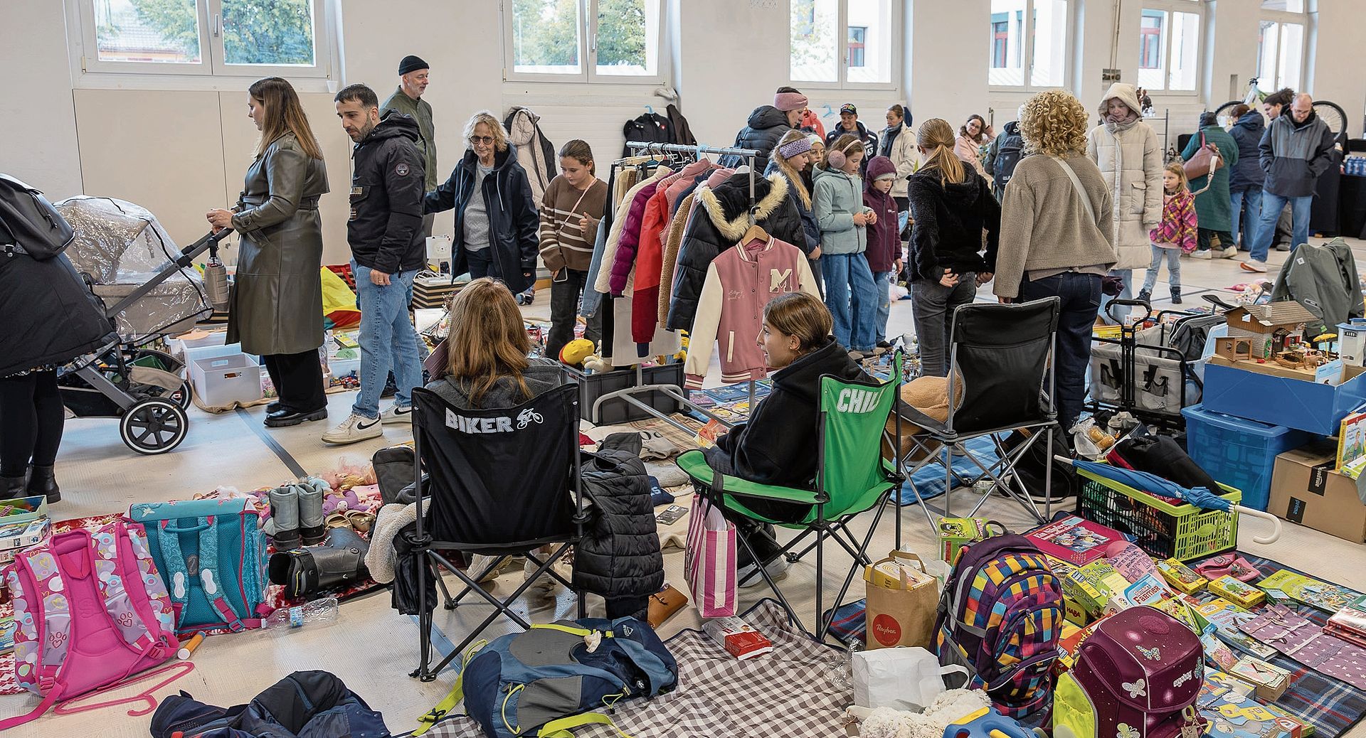In der alten Turnhalle wurde fleissig gehandelt. Beim Spielzeug-Flohmarkt suchten ausgediente Spielsachen neue Besitzer. In der alten Turnhalle wurde fleissig gehandelt. Beim Spielzeug-Flohmarkt suchten ausgediente Spielsachen neue Besitzer.