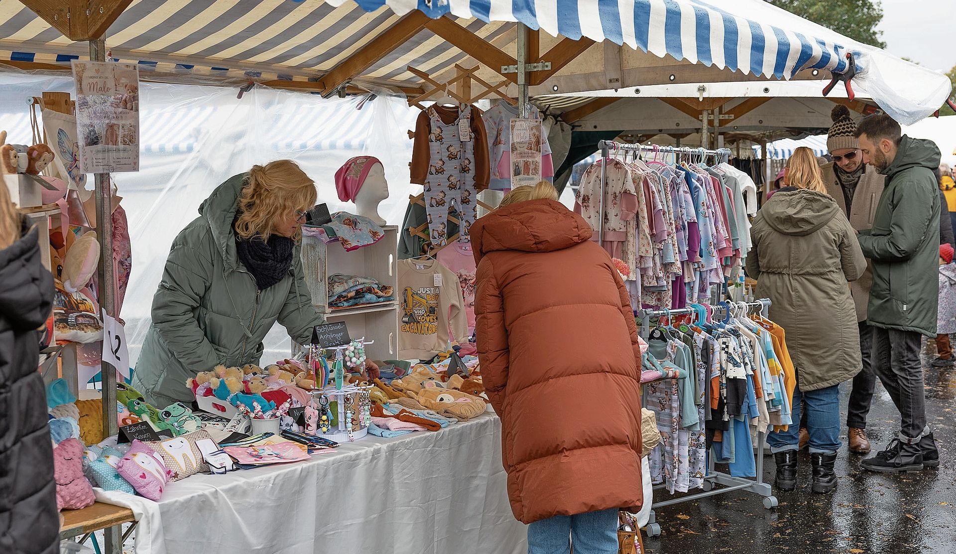 Selbst genähte Kinderkleider und allerlei liebevoll gefertigte Kleinigkeiten luden zum Stöbern ein. Selbst genähte Kinderkleider und allerlei liebevoll gefertigte Kleinigkeiten luden zum Stöbern ein.