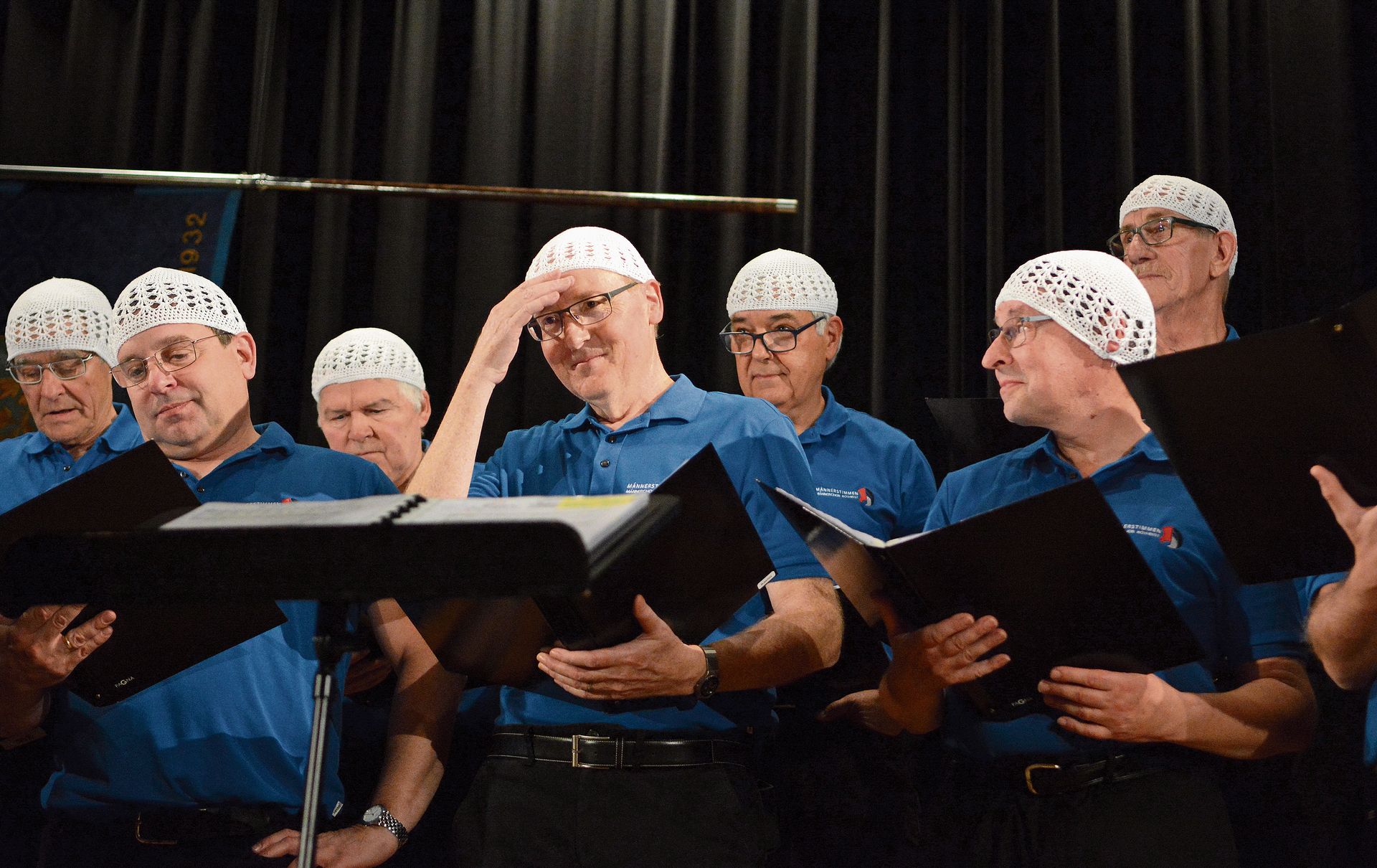 Immer für ein Spässchen zu haben: Der Männerchor Rothrist am Konzert 2024 mit DJ‑Ötzi-Kappe.Bild: Archiv Wiggertaler Immer für ein Spässchen zu haben: Der Männerchor Rothrist am Konzert 2024 mit DJ‑Ötzi-Kappe.Bild: Archiv Wiggertaler
