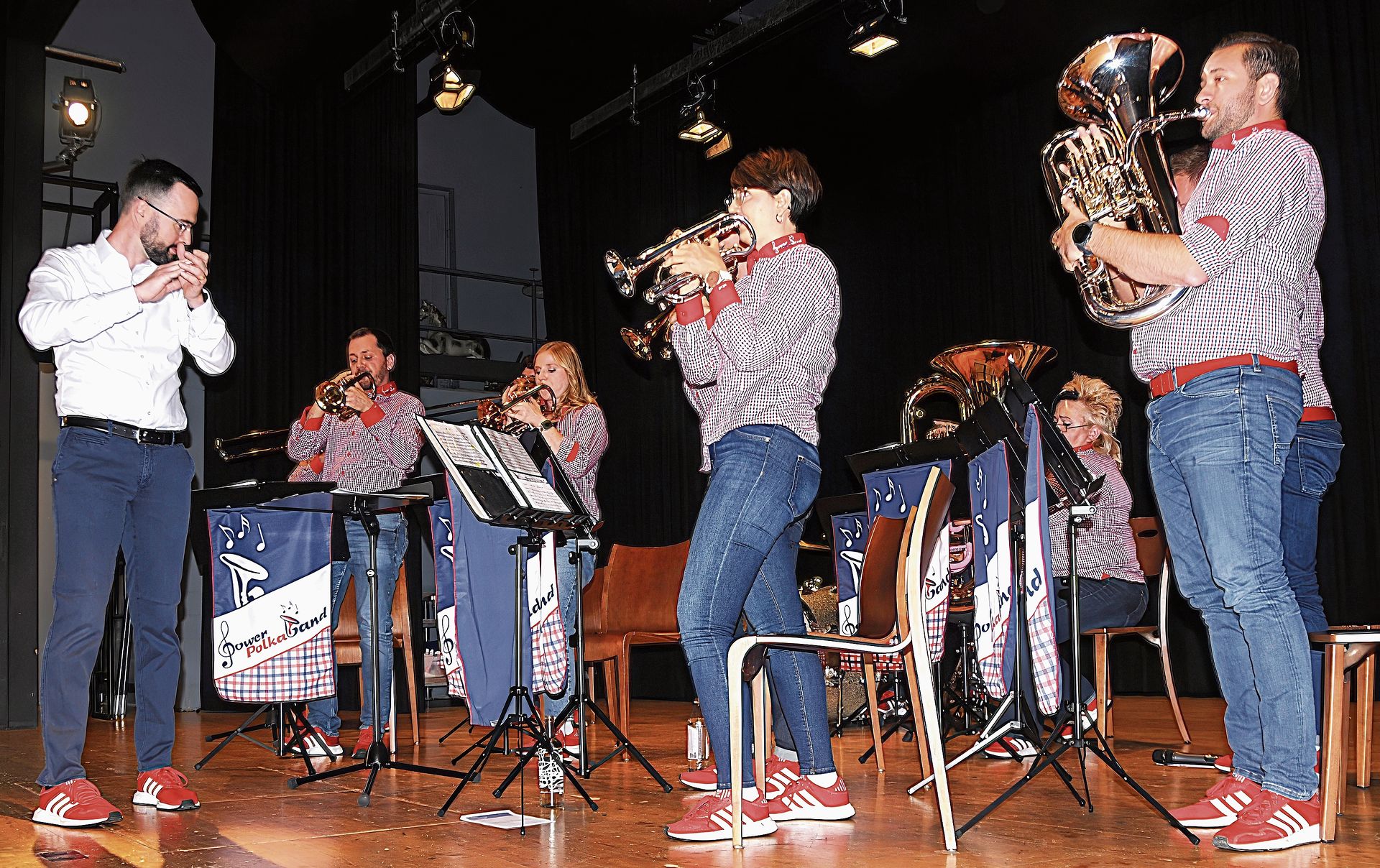 Mitreissend: Auch bei der Musik der «Power Polka Band» animierte Dirigent Simon Schwizer das Publikum zum Mitmachen.Bild: Beat Wyttenbach Mitreissend: Auch bei der Musik der «Power Polka Band» animierte Dirigent Simon Schwizer das Publikum zum Mitmachen.Bild: Beat Wyttenbach